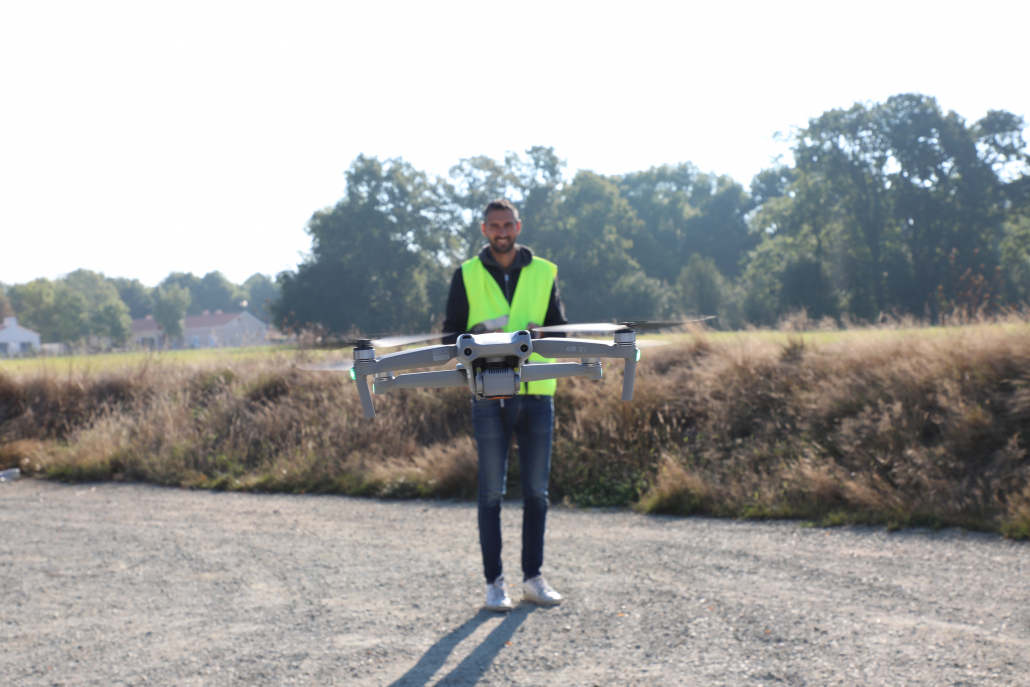 Pilotage du drone Pilotage du drone - PeupladesTV agence production audiovisuelle Nantes