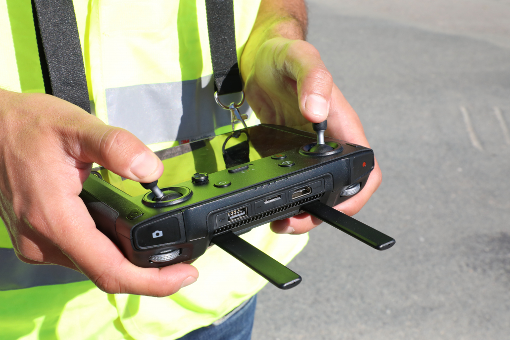 Usage encadré Manette de pilotage du drone - PeupladesTV agence production audiovisuelle Nantes